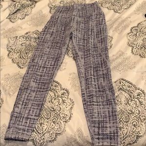 Workout leggings with pocket on the side.